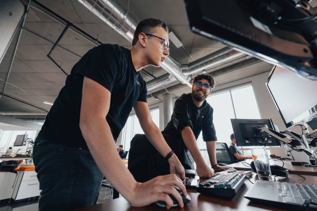 2 techniciens informatiques au travail