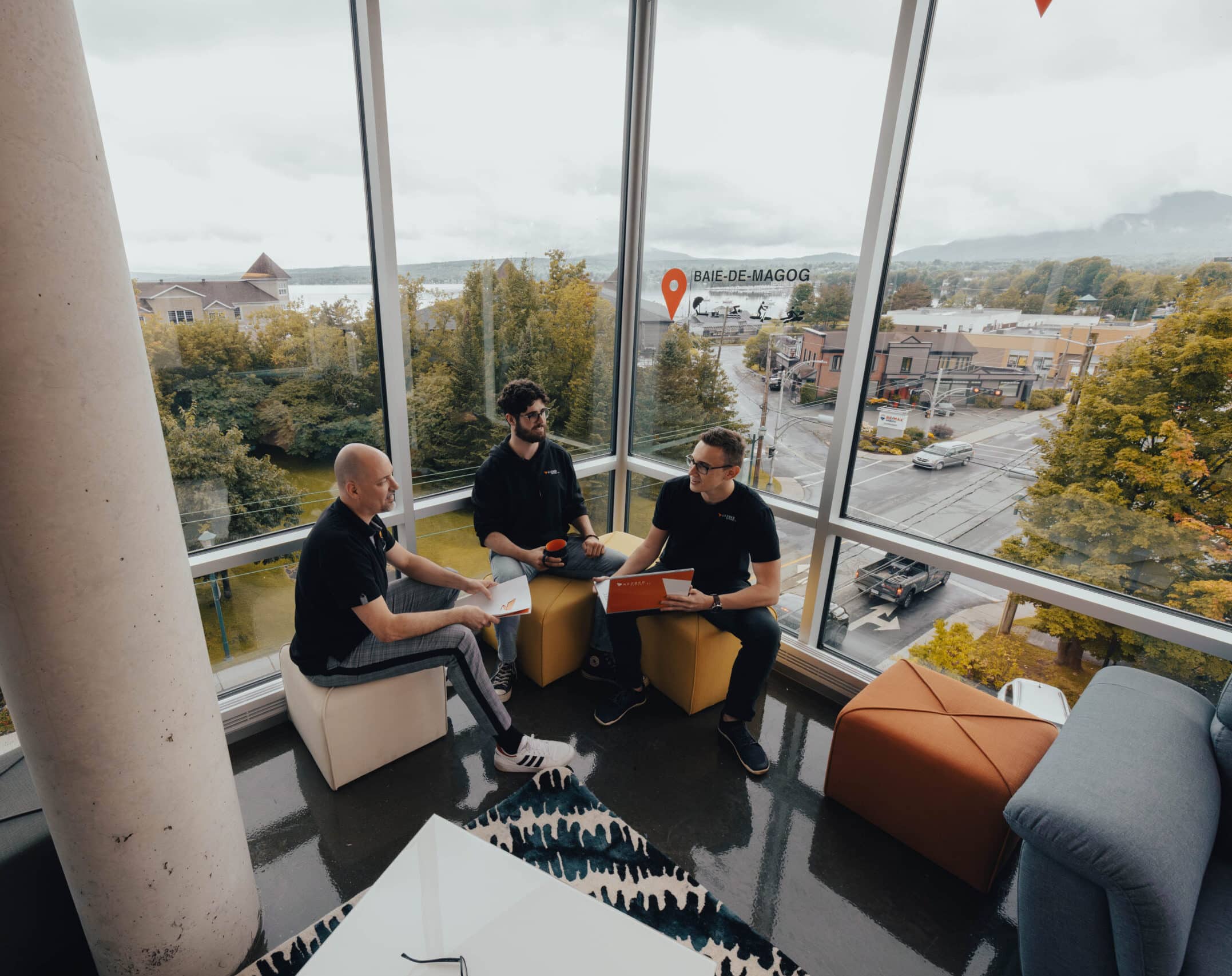 3 hommes en discussion d'affaires