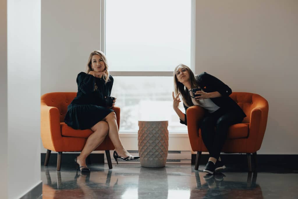 deux femmes sur des sofas